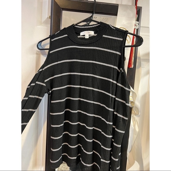 Cold shoulder ribbed black long sleeve shirt with white stripes - Picture 1 of 2